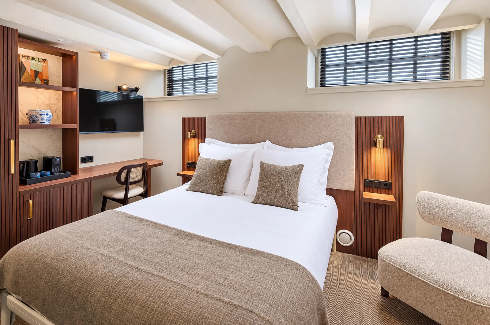 Cosy-kamer in het souterrain met tweepersoonsbed, bureau, tv en hoge raampjes